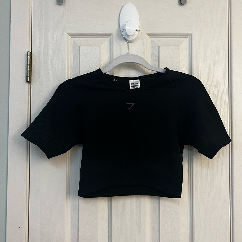 Black Gymshark workout crop top, fitted